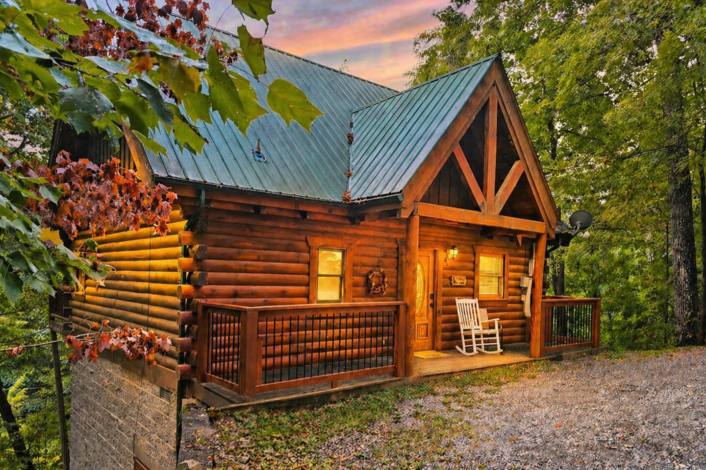 Romantic Cabin | Hot Tub & Pool Table | King Bed