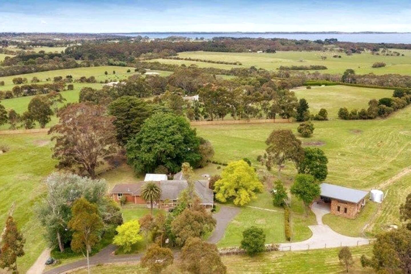 Chatsworth House and Cottage by Ready Set Stay