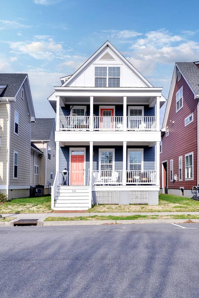 Blue on Buckroe: Family Beach Getaway w/ Gameroom!