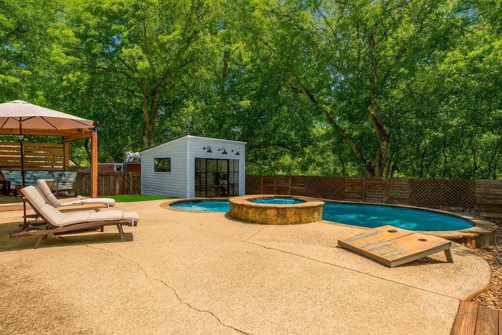 Austin, TX ★ 10 Min to Downtown~Luxury Home w/ Pool, Outdoor TV ★