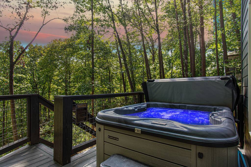 Smoky Mtn Bliss! Bears, Bubbles & Bonfires—HOT TUB