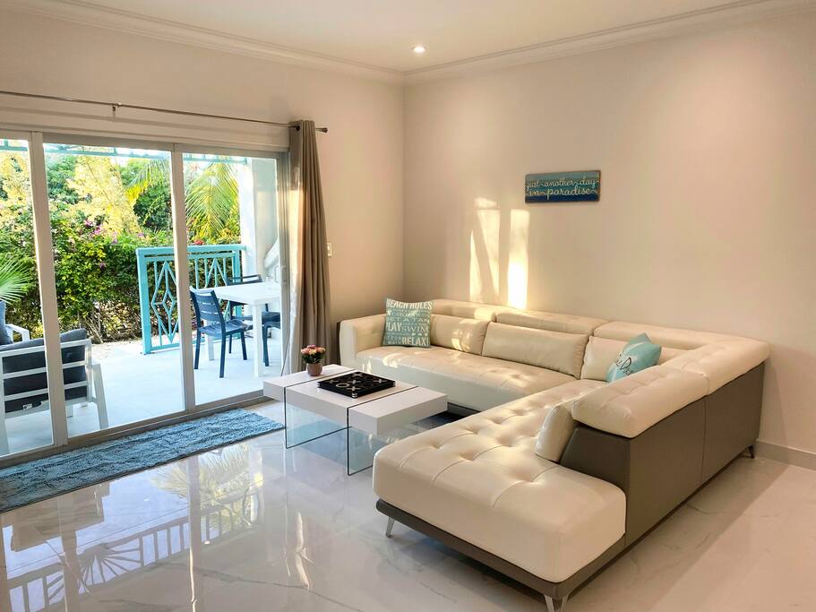Large Luxury Modern Condo + pool + close to beach
