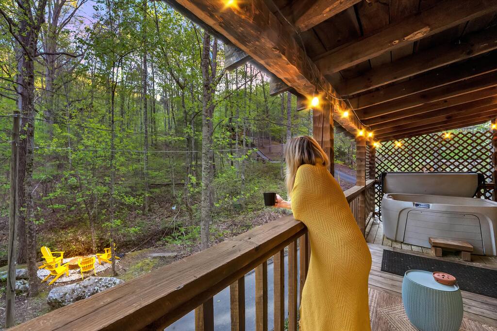 Boho Chic✴HOT TUB✴ Designer Cabin☀︎FOX BLUFF CREEK
