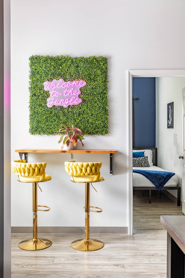 Vibin’ in East Nashville! 1.1 Mile ->DT!Parking!