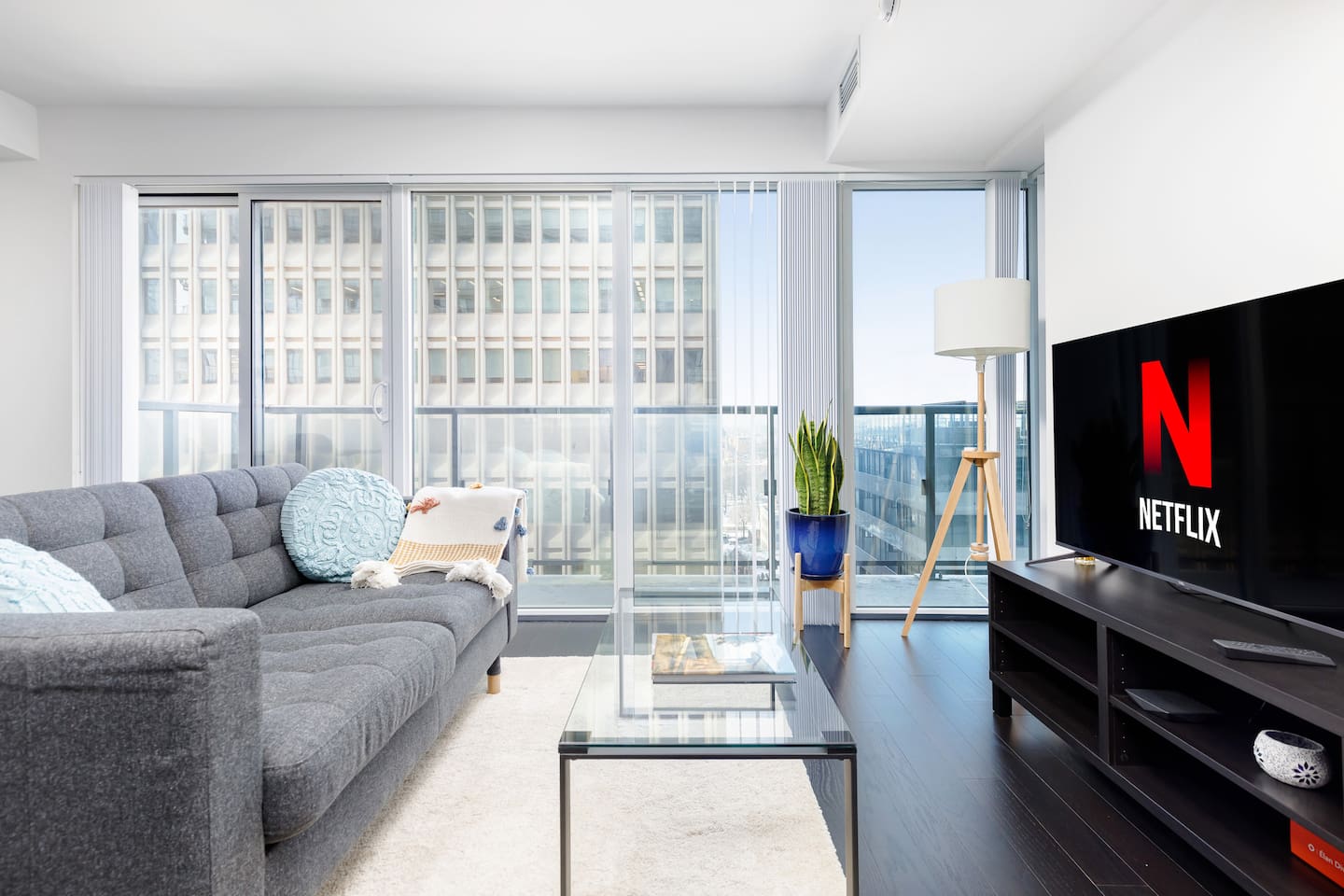Stylish Condo Downtown| UofT | Ryerson