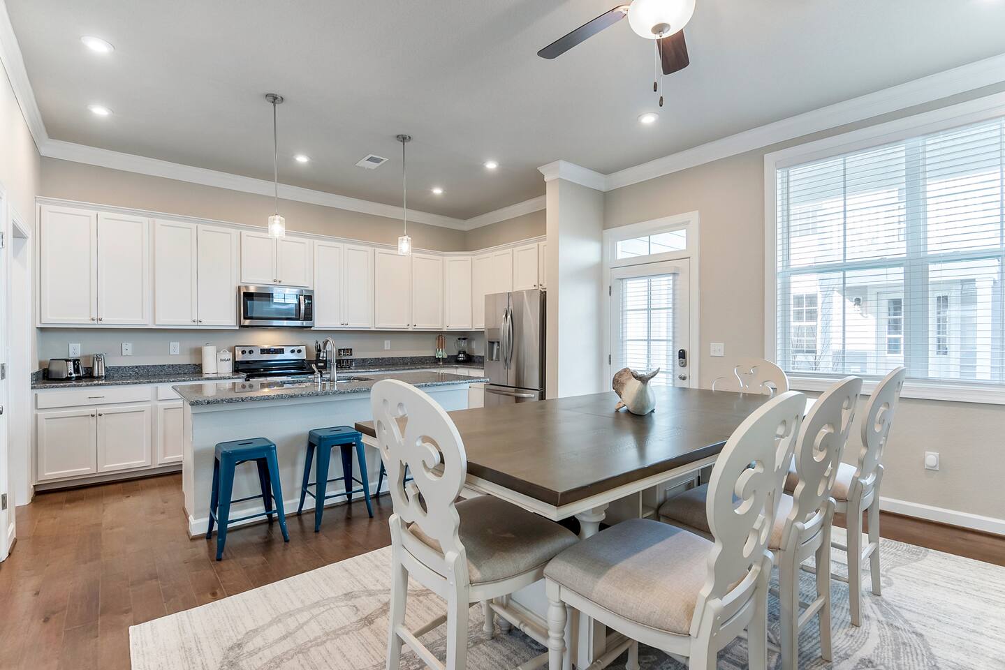 Modern 4BR Beach House • Vibe District • 3.5BA!