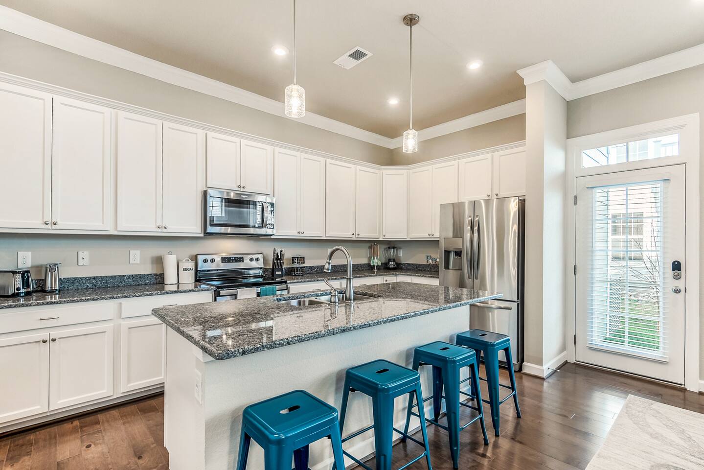 Large Family Getaway • 2 Living Rooms • Sleeps 8!