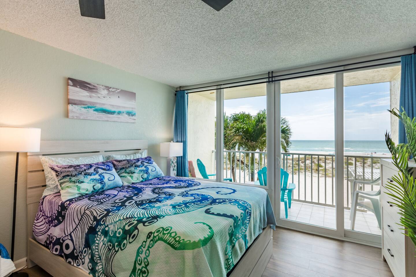 King Oceanfront Suite! Kitchenette + Balcony!