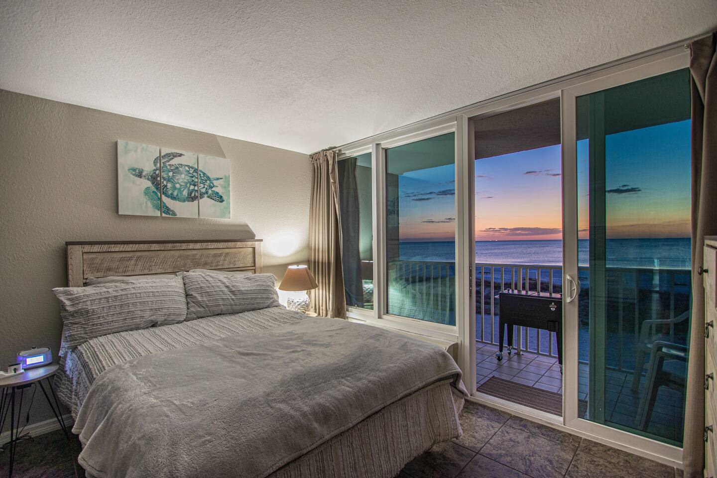 Sea Turtle Suite ~ Gorgeous Water Front Studio!