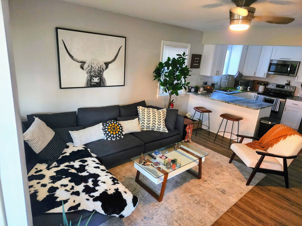 Cheerful 3 BR Bungalow 1 Block to the Bay!