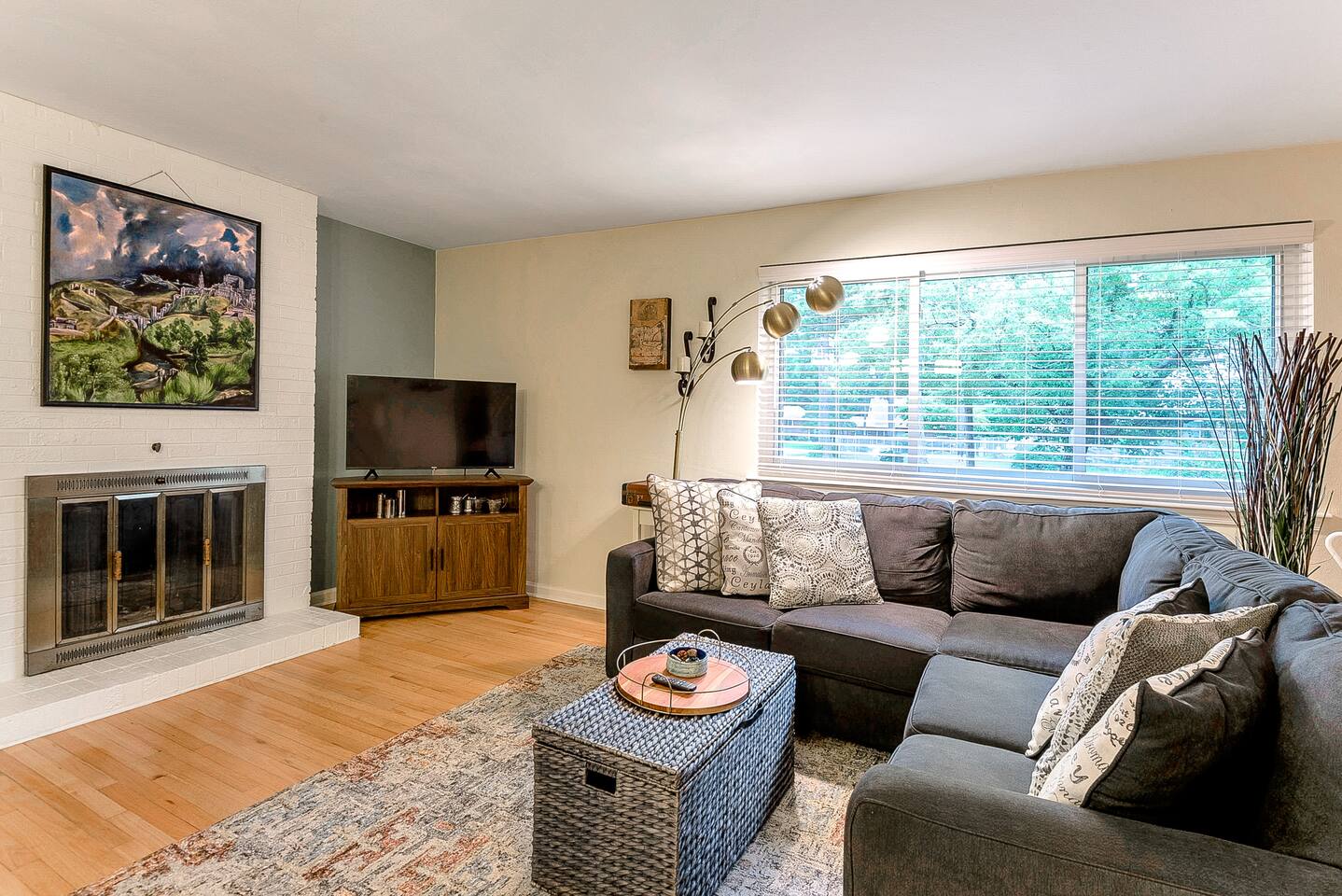 Dog Friendly, Large Yard, Spacious & Sleeps 6!