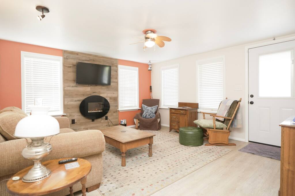 Bright Cabin by the Lake! Huge Yard for Dogs!