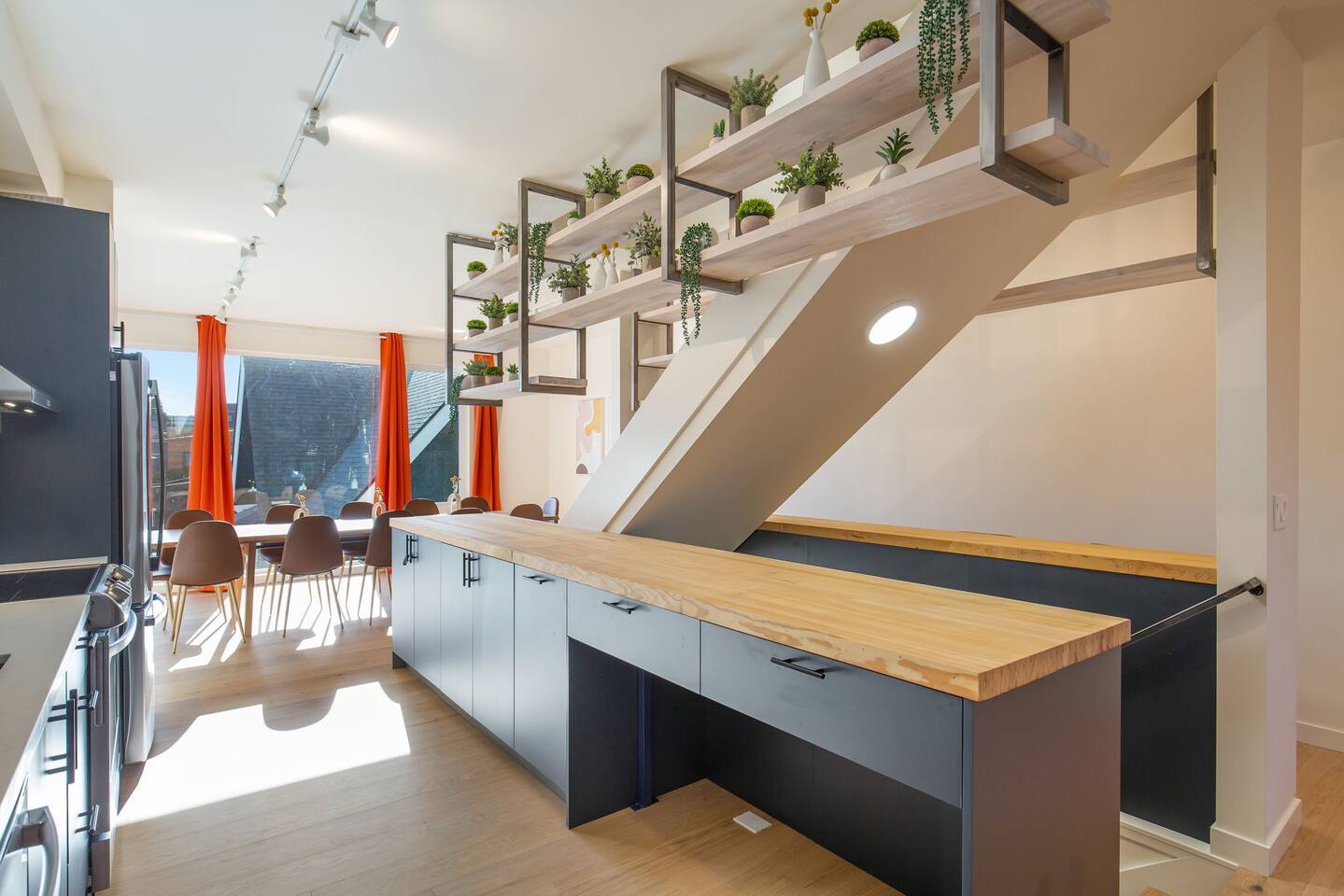 Walk to CapHill 4B4B w/EV Rooftop 6 Beds Sleeps 12