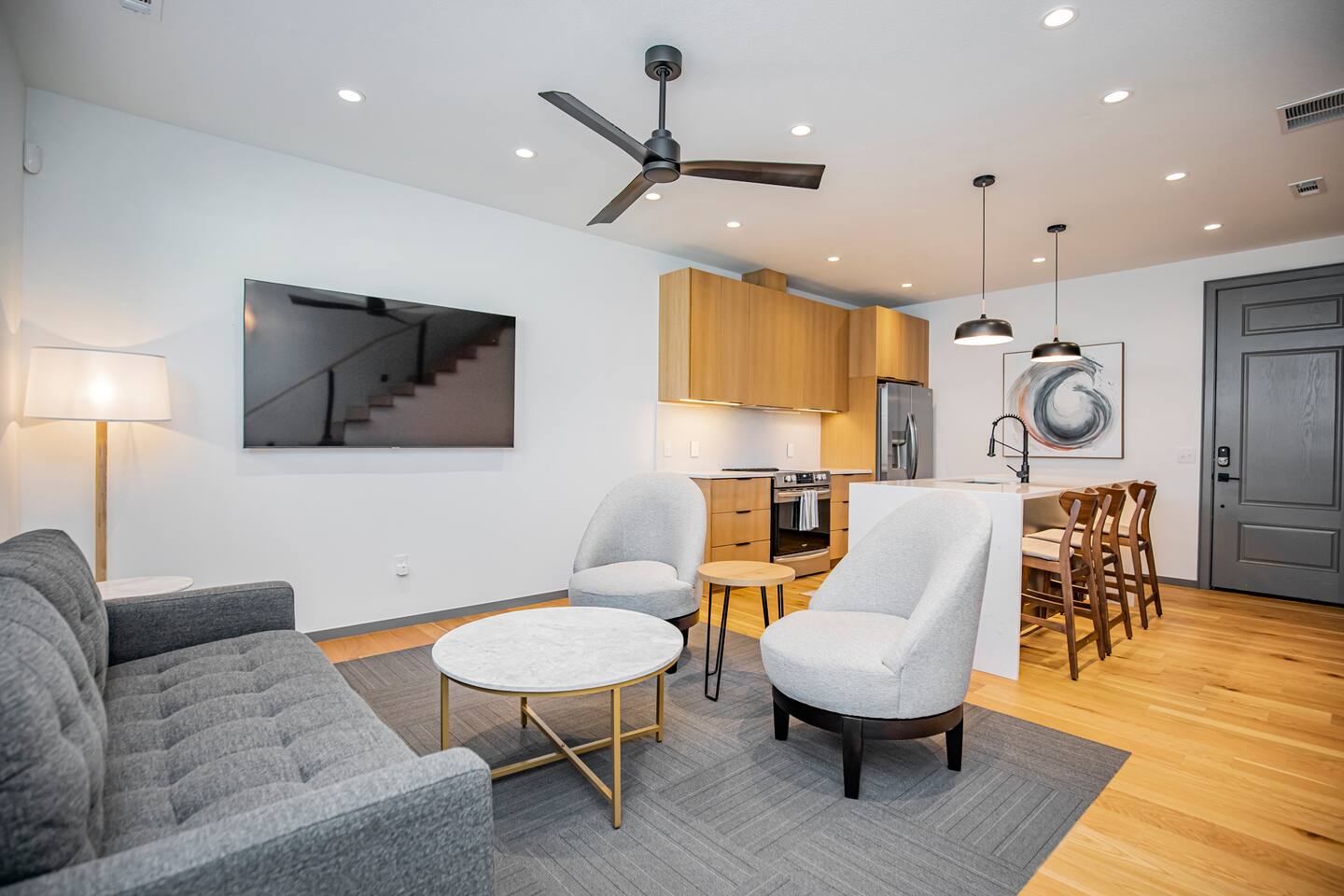 Modern RH- CNTR Located -6 min walk to Momentary.