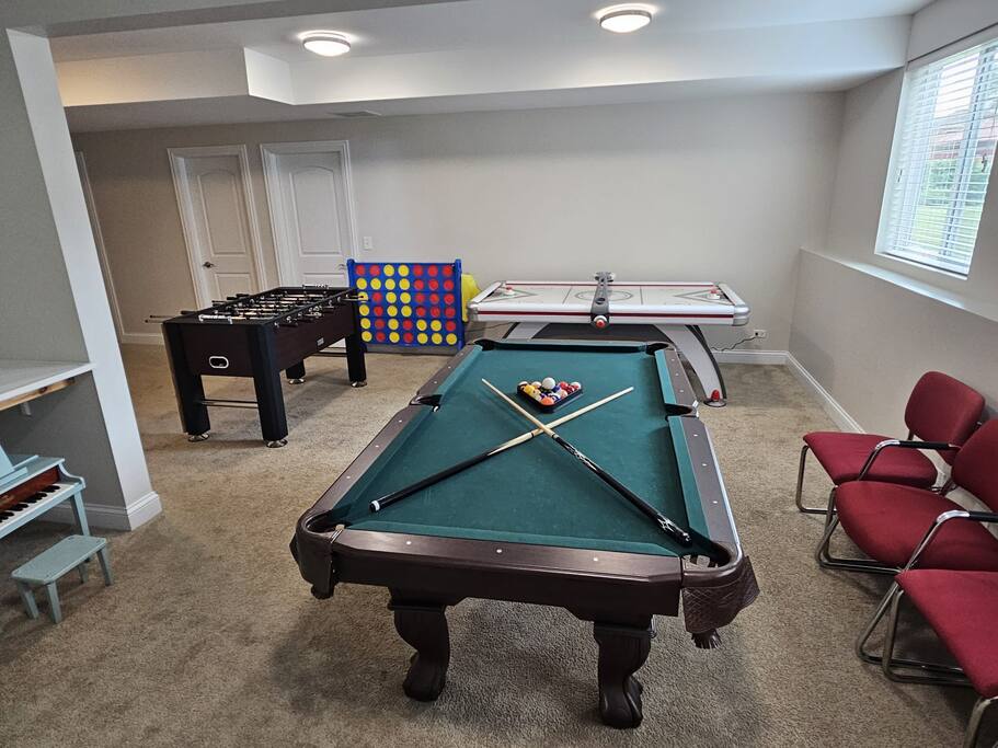 Luxury House, Low Cleaning Fee. Minutes fr O'hare