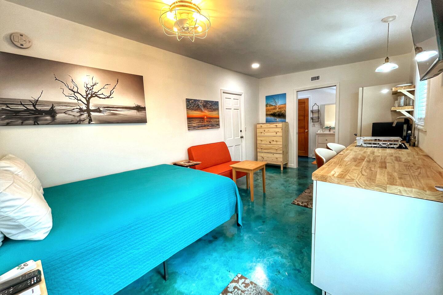 Ocean Suite on King; near beach pool access bikes!