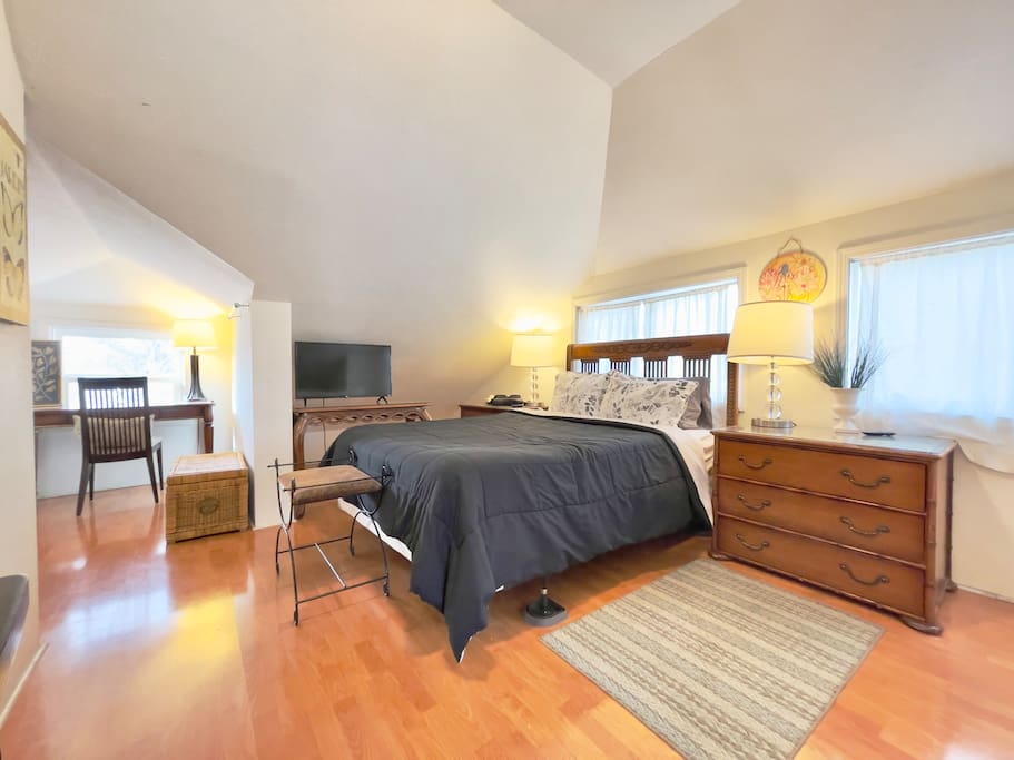Hull Victorian Loft Suite | Silicon Valley Charm