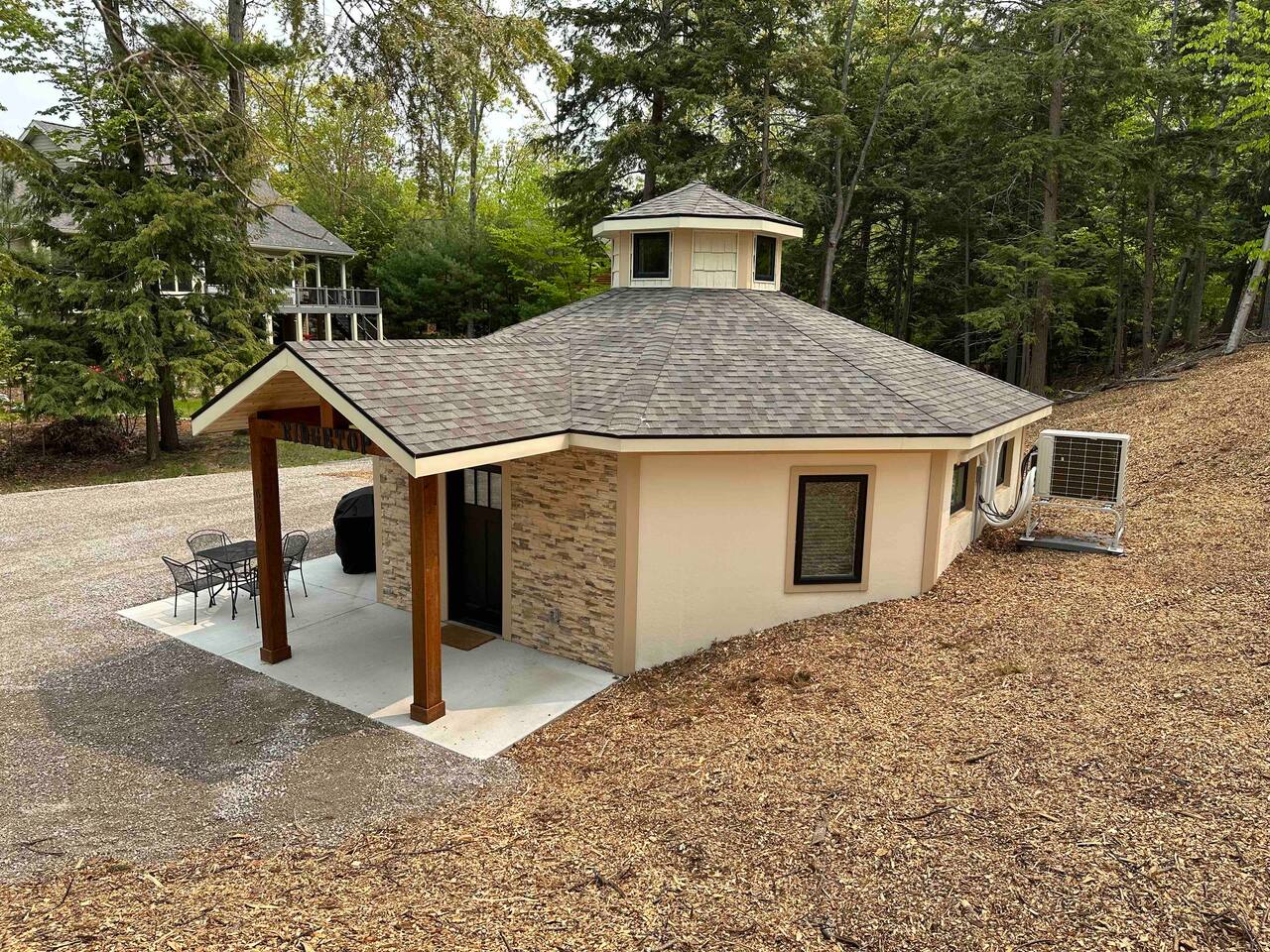 Ridge Top | Walk to Glen Arbor | Pet-Friendly