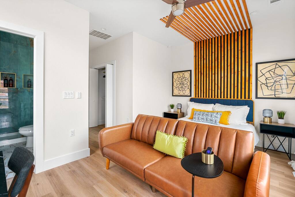ModernSuites| FAST WiFi| Close 2 Downtown| FirePit