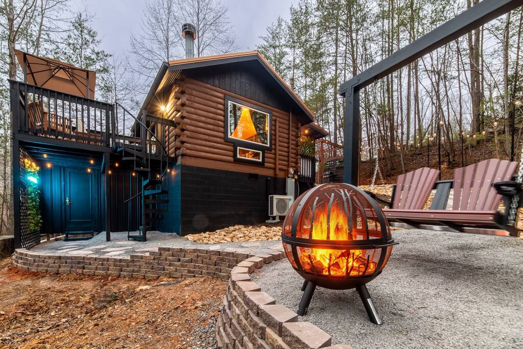 Epic Couples Hide-Away! Theater! Firepit! Jacuzzi!