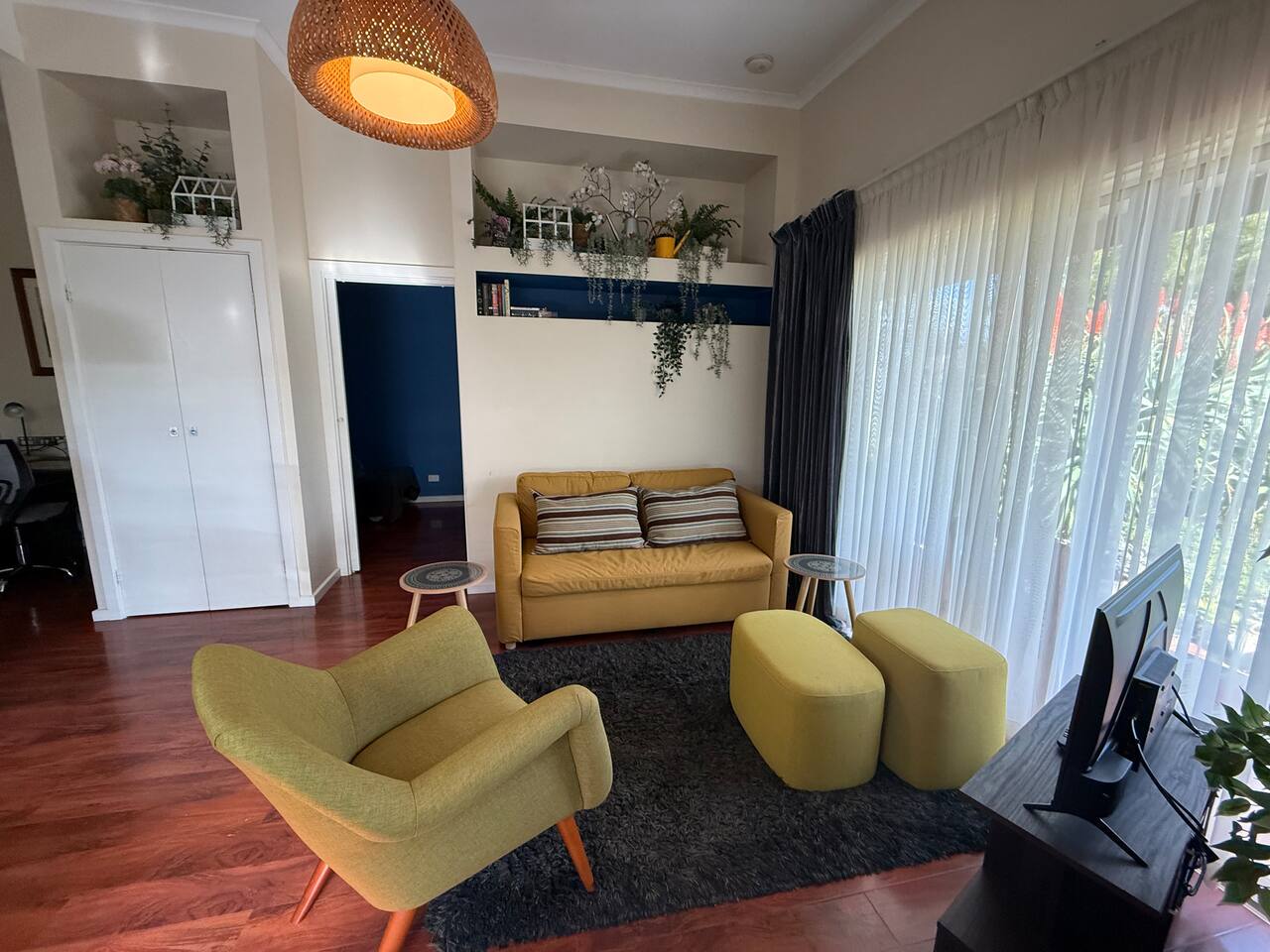 "The Dover Garden" 1 bed/sleeps 4/secure carpark