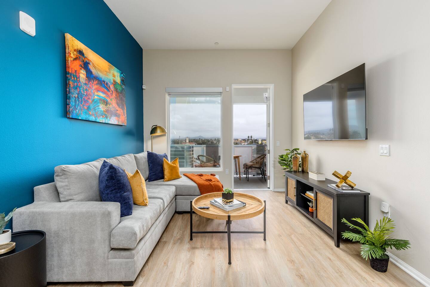 Artistic + FastWi-Fi + Parking+ Pets+ EV Charging!