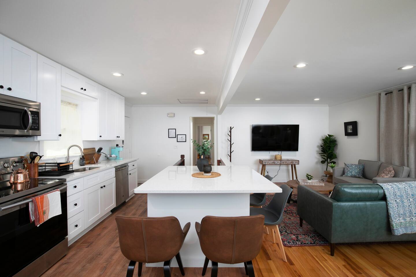 Newly Renovated Cozy Rustic Home 10min from Truist